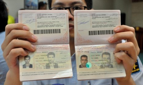 An officer shows passport belong to Iranian immigrants in South Jakarta. Indonesia becomes transit point for immigrants before they depart for Australia. (file photo) 