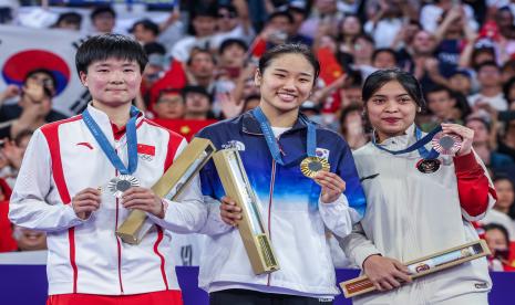 An Se-young (tengah) menerima emas Olimpiade Paris 2024 dari nomor tunggal putri bulu tangkis. Wakil Indonesia Gregoria Mariska Tunjung (kanan) meraih perunggu, sementara He Bing Jiao (China) mendapatkan perak.