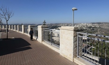 An ultra-Orthodox Jewish boy walks in Ramat Shlomo, a Jewish settlement in West Bank occupied by Israel. (File photo)