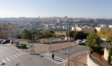 An ultra-Orthodox Jewish man walks in Ramat Shlomo, a religious Jewish settlement in an area of the occupied West Bank Israel annexed to Jerusalem, December 18, 2012.   