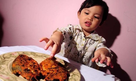 Anak makan ikan (ilustrasi). Alergi seafood termasuk alergi yang bisa bertahan hingga dewasa.