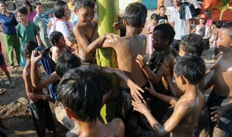  Anak-anak antusias ikuti lomba-lomba dalam rangka peringatan Proklamasi Kemerdekaan RI ke-67 di Ciwaringin, Kabupaten Cirebon, Jawa Barat, Sabtu (25/8). (Aditya Pradana Putra/Republika)