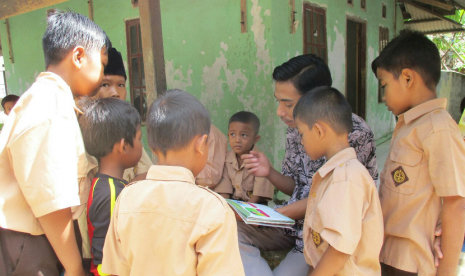 Anak-anak antusias kedatangan Mobil Juara Rumah Zakat.