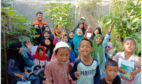 Anak-anak belajar di Rumah Belajar Juara Suka Maju.