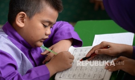 Anak-anak belajar membaca AlQur'an di TPQ Al Mujahidin, Jakarta, Jumat (27/5). (Republika/ Wihdan)