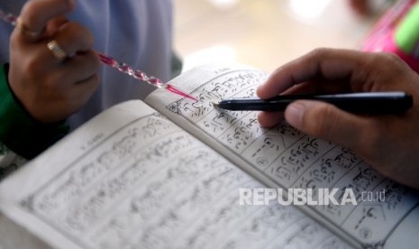  Anak-anak belajar membaca Alquran menggunakan Iqra di Taman Pendidikan Alquran (TPA) / Ilustrasi