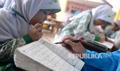  Anak-anak belajar membaca Alquran 