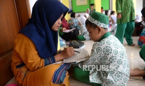  Anak-anak tengah belajar membaca Alquran di Taman Pendidikan Alquran (TPA)  