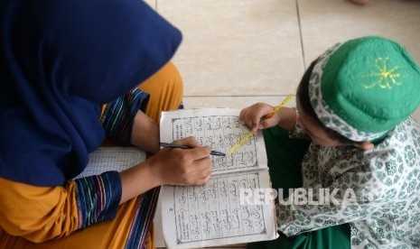 Anak-anak belajar membaca Alquran (ilustrasi). 