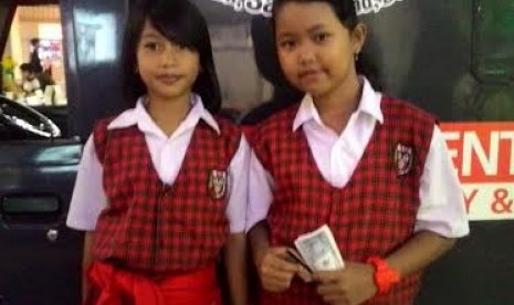 Anak-anak belajar menabung di Role play di Establishment Mini bank BCA di Metropolitan Teater of KidZania. 