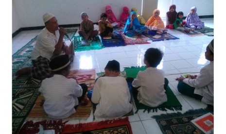 Anak-anak belajar mengajai di Mushalla Al-Mukhtar Sawangan