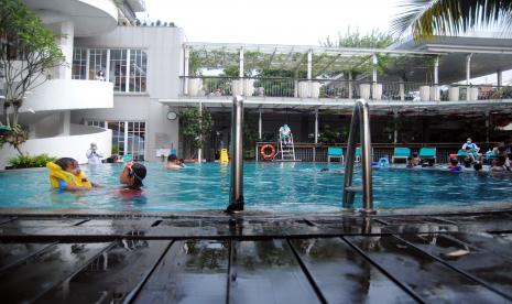 Anak-anak berenang di area kolam renang Hotel The 1O1, Suryakencana, Kota Bogor.Tingkat keterisian atau okupansi hotel di Kota Bogor pada masa Lebaran 2022 mencapai 68 persen. Besarnya okupansi hotel tahun ini lebih baik dibandingkan lebaran tahun lalu. 