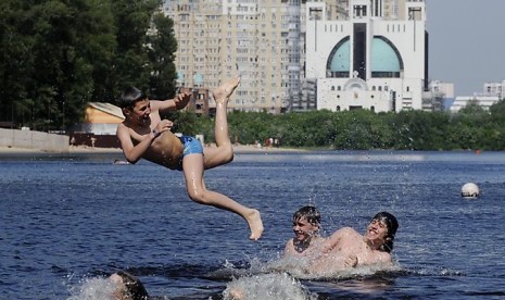 Anak-anak berenang di Sungai Dnipro, Kiev, Ukraina.