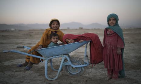 Anak-anak berfoto saat bermain di kamp pengungsi di Kabul, Afghanistan, Senin, 13 September 2021. Keluarga miskin di Afghanistan menjual anaknya menjadi pengantin demi mendapat uang.