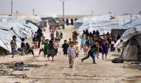 Pusat Kesehatan Saudi Bantu Anak Suriah Atasi Trauma. Foto:   Anak-anak berkumpul di luar tenda mereka, di kamp al-Hol, yang menampung keluarga anggota kelompok Negara Islam (ISIS), di provinsi Hasakeh, Suriah, 1 Mei 2021.