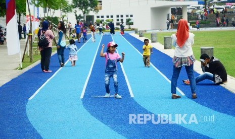 Anak-anak berlarian di Jogging track baru berlapis Karet empuk di Lapangan Gasibu, Kota Bandung). Wajah baru Lapangan Gasibu, menjadi daya tarik tersendiri bagi masyarakat. (Republika/Edi Yusuf)