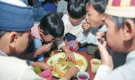 Anak-anak berlatih puasa dan berbuka bersama (Ilustrasi)