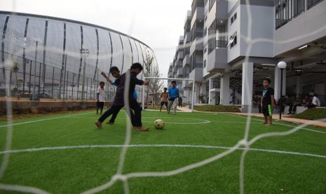 Anak-anak bermain bola di lapangan mini Kampung Susun Bayam, Tanjung Priok, Jakarta.