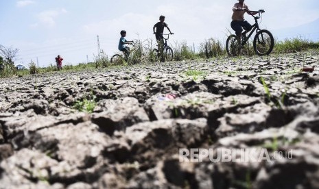 Lahan pertanian yang mengalami kekeringan 