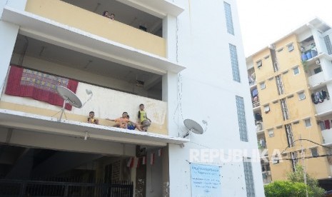 Anak-anak bermain di balkon Rusunawa Muara Baru, Jakarta, Kamis (15/9). 