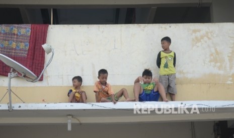 Anak-anak bermain di balkon Rusunawa Muara Baru, Jakarta, Kamis (15/9). 