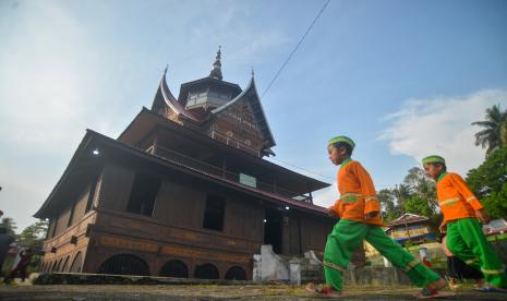 Anak-anak bermain di halaman Surau Lubuk Bauk usai mengaji di Kabupaten Tanah Datar, Sumatera Barat, Sabtu (29/1/2022). Surau cagar budaya yang didirikan sejak 1896 dan pernah menjadi tempat belajar agama Buya Hamka itu masih digunakan secara terbatas untuk pengajian anak-anak setempat. 