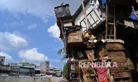 Anak-anak bermain di pemukiman bantaran kali Ciliwung, Bukit Duri, Jakarta Selatan, Kamis (14/7).Republika/Tahta Aidilla