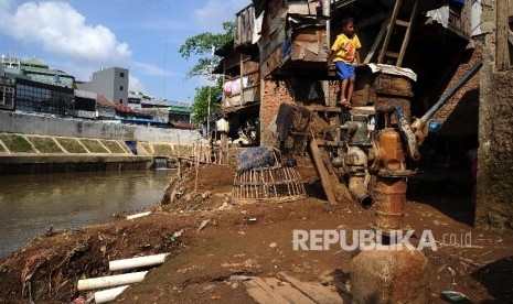 Anak-anak bermain di pemukiman bantaran kali Ciliwung, Bukit Duri, Jakarta Selatan, Kamis (14/7).Republika/Tahta Aidilla