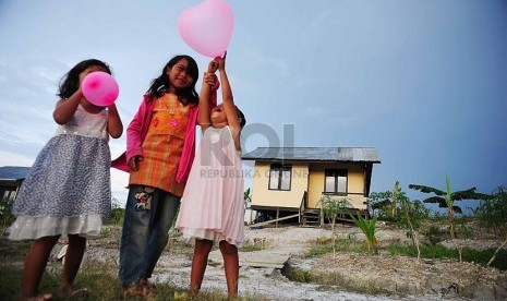 Anak-anak bermain di permukiman transmigrasi di Desa Sebunga, Kecamatan Sajingan Besar, Sambas, Kalimantan Barat.  (Republika/Edwin Dwi Putranto)