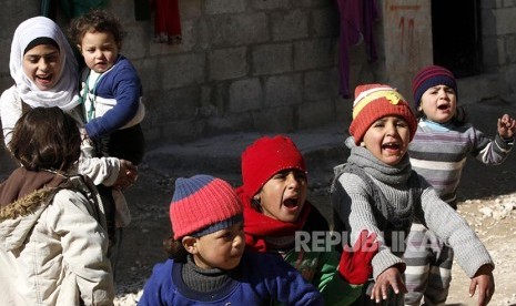 Anak-anak bermain di pusat penampungan Jibreen bagian utara Kota Alepo Syiria, Rabu (1/2/17). Tentara Syiria kembali menguasai bagian timur Aleppo setelah selama 4 tahun dikuasai pemberontak.