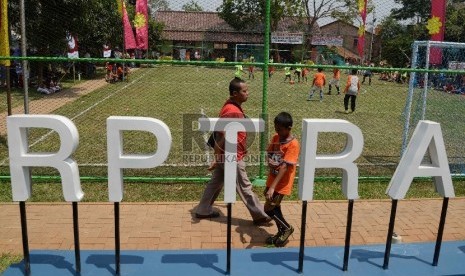 Anak-anak bermain di Ruang Publik Terpadu Ramah Anak (RPTRA) saat peresmian area tersebut yang berlokasi di Jalan Buluh, Jakarta, Kamis (22/10). 