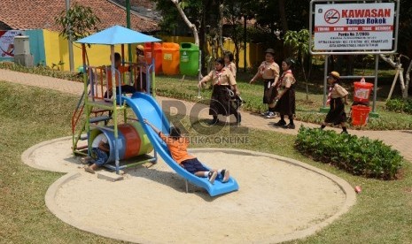 Anak-anak bermain di Ruang Publik Terpadu Ramah Anak (RPTRA) saat peresmian area tersebut yang berlokasi di Jalan Buluh, Jakarta, Kamis (22/10).