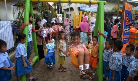 Anak-anak bermain di Ruang Publik Terpadu Ramah Anak (RPTRA) di Karet Tengsin, Jakarta Pusat, Rabu (30/12). (Republika/Yasin Habibi)