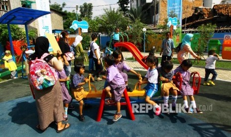 Anak-anak bermain di Ruang Publik Terpadu Ramah Anak (RPTRA) Pulo Gundul di Jalan Kramat, Johar Baru, Jakarta Pusat, Kamis (17/3). 