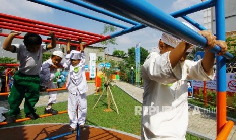 Anak-anak bermain di Ruang Publik Terpadu Ramah Anak (RPTRA) Pulo Gundul di Jalan Kramat, Johar Baru, Jakarta Pusat, Kamis (17/3). 