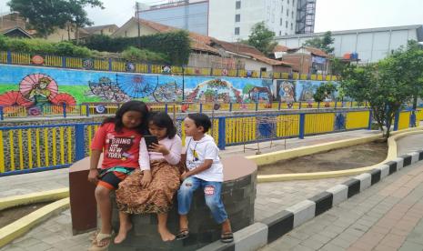 Anak-anak bermain di ruang terbuka yang ada di Kawasan Cipanyir, Kecamatan Cipedes, Kota Tasikmalaya, beberapa waktu lalu..