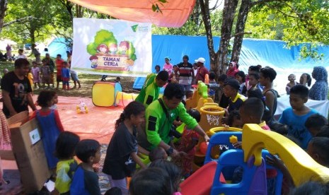 Anak-anak bermain di Taman Ceria untuk anak-anak pengungsi di Wamena, Papua yang dibangun DMC Dompet Dhuafa.