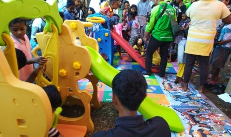 Anak-anak bermain di Taman Ceria untuk anak-anak pengungsi di Wamena, Papua yang dibangun DMC Dompet Dhuafa.