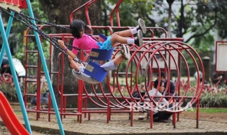 Anak-anak bermain di Taman Fotografi Jl Cempaka, Bandung, Rabu (3/8).