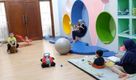 Anak-anak bermain di tempat penitipan anak Roots Learning Center di Jalan Brawijaya, Jaksel.