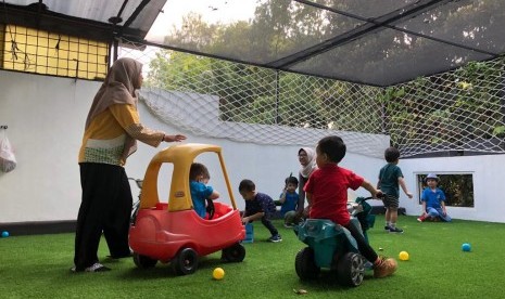 Anak-anak bermain di tempat penitipan anak Roots Learning Center di Jalan Brawijaya, Jaksel.