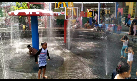 Anak-anak bermain di Wahana Taman Air Menari di Taman Pintar Yogyakarta, Selasa (2/7).