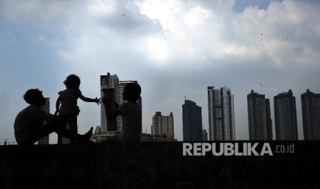 Anak-anak bermain dipemukiman, Jakarta, Senin (18/7).