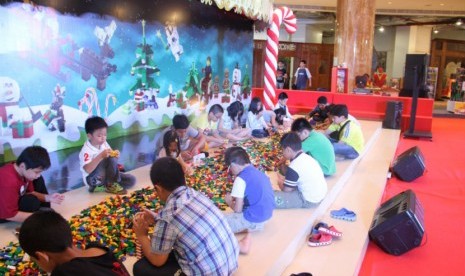 Anak-anak bermain LEGO di Lotte Avenue, pengunjung bisa mengajak anaknya bermain LEGO sebagai bagian dari promo akhir tahun mal ini.