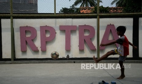 Anak-anak bermain mengunakan fasilitas Ruang Publik Terpadu Ramah Anak (RPTRA) Bahari, Gandaria Selatan, Jakarta, Senin (17/10). 