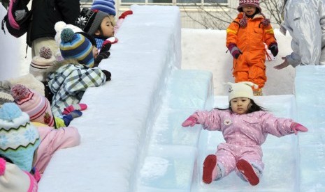 Anak-anak bermain salju di kawasan Sapporo, Jepang.