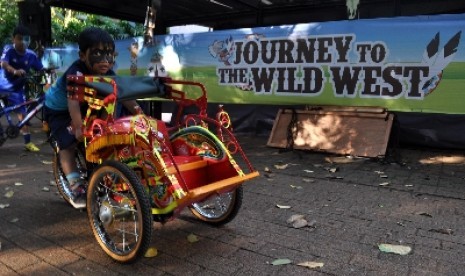 Anak-anak bermain sepeda mini di Kampoeng Maen Fair, Senayan, Jakarta Pusat, Kamis (27/6).