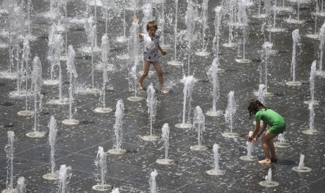 Anak-anak bermain untuk menghalau hawa panas di Kota Jerussalem. Tingginya suhu mencapai 44 derajat celcius di beberapa kawasan kota.