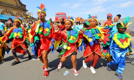 Anak-anak berpartisipasi dalam karnaval Notting Hill pada 25 Agustus 2019. Pada 30 Agustus 1976, karnaval Notting Hill berakhir dengan kerusuhan. 