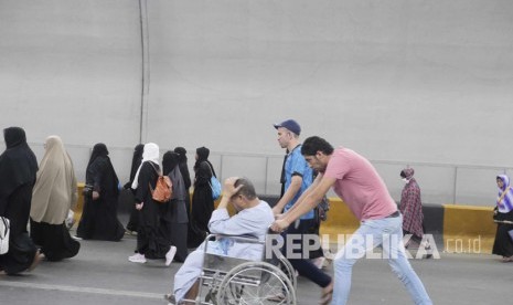 Anak-anak dan remaja hingga pria dewasa mengais rezeki dengan menawarkan jasa mengantarkan jamaah dengan kursi roda, pendorong kursi roda tersebut akan kita jumpai di mulut terowongan King Fahd di kawasan Shisha, Makkah (Ilustrasi) 